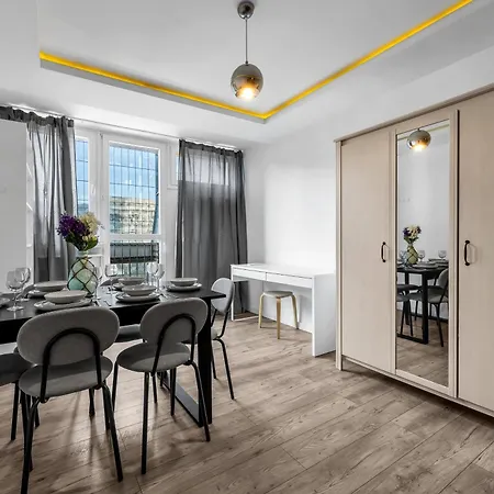 11th Floor Center - 57m2, Two Bedrooms - By Rentujemy 아파트 *