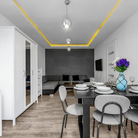 11th Floor Center - 57m2, Two Bedrooms - By Rentujemy 아파트 *